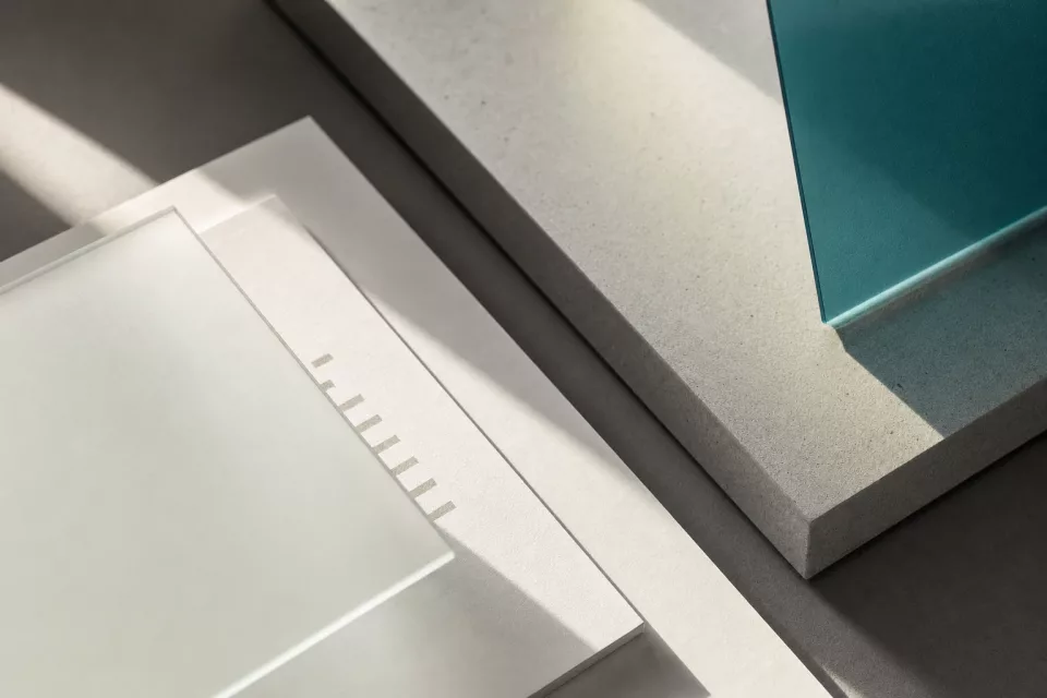 Nature morte éditoriale abstraite avec panneaux de verre dépoli et papier architectural, éclairage naturel doux et ombres géométriques, évoquant le fonctionnement de Peppol et le flux de facturation électronique.