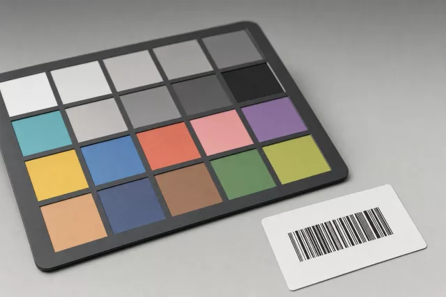 Mire de calibration colorimétrique et étiquette logistique GS1-128 avec code-barres, illustrant le contrôle partagé du SSCC et des données de réception.