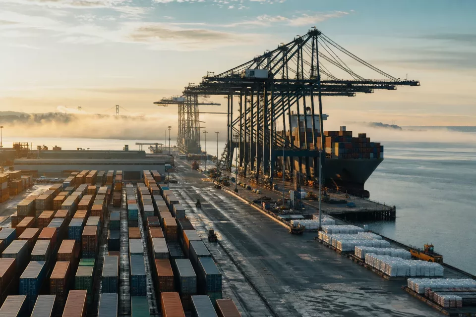 Vue panoramique d’un terminal à conteneurs à l’aube, illustrant la gestion des flux et la construction d’une grille tarifaire logistique pour les prestataires 3PL.