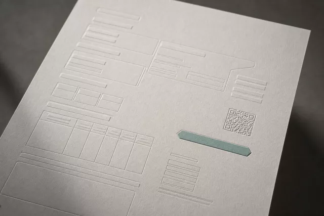 Macro élégante d’un document électronique structuré sur papier texturé, évoquant le mapping des segments DESADV et des données logistiques comme le SSCC, le lot et la DLC.