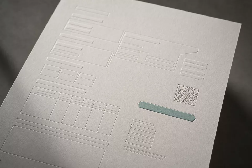 Macro élégante d’un document électronique structuré sur papier texturé, évoquant le mapping des segments DESADV et des données logistiques comme le SSCC, le lot et la DLC.